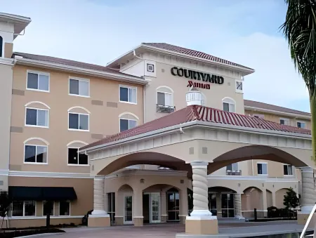 Courtyard Fort Myers at I-75 and Gulf Coast Town Center Отели в г. Три-Окс