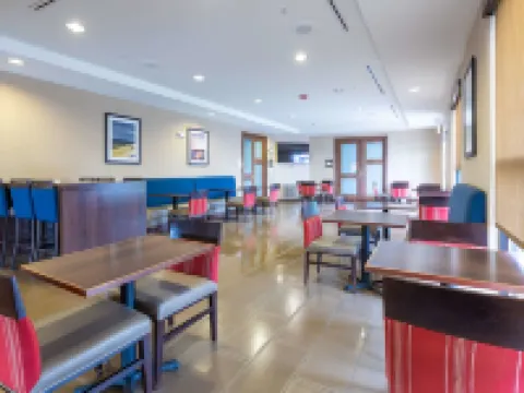 คอมฟอร์ตสวีทส์ เดนเวอร์ ใกล้วิทยาเขตแพทยศาสตร์แอนชูตซ์ โรงแรมในออโรรา