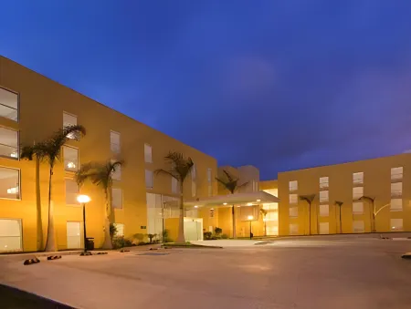City Express by Marriott Campeche Отели рядом с достопримечательностью «Centro Historico de San Francisco de Campeche»