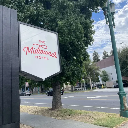 The Midtowner Hotel, SureStay Collection by Best Western Отели рядом с достопримечательностью «Капитол Парк»