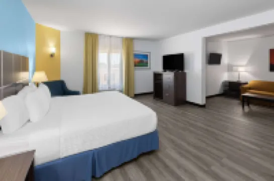 Days Inn & Suites by Wyndham Lubbock Medical Center
