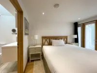 Whitley Old Garage, Whole Snug Luxury Cottage - Nr Lacock, Bath, Cotswolds Hotels in Whitley