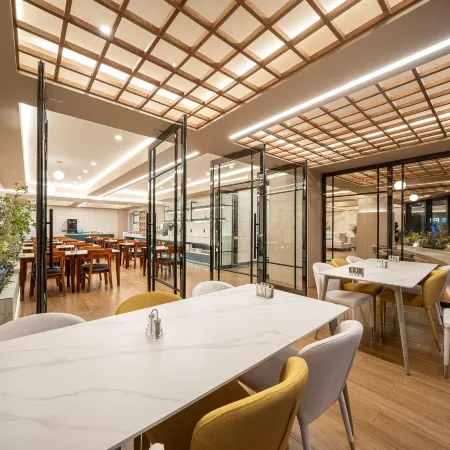 Gyeongju H Avenue Gyeongju City Hall Branch Отели рядом с достопримечательностью «Храм Сундокджон»