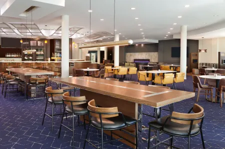 Courtyard Ottawa East Отели рядом с достопримечательностью «Бичвуд Фунерал, Семетери энд Кремейшен Сервисиз»