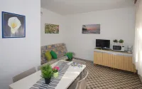 Enjoy the garden of our cozy flat - Condos