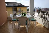Moderno appartamento in un residence in stile resort con piscina