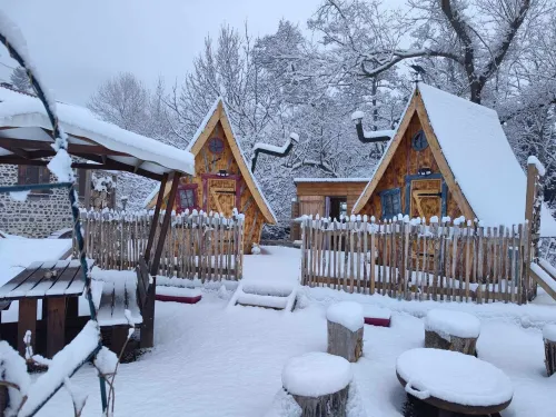 LES Cabanes Feeriques DU Cheix