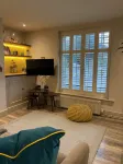 Beautiful luxe coastal cottage - 5 mins walk to town & beach. Dogs welcome.