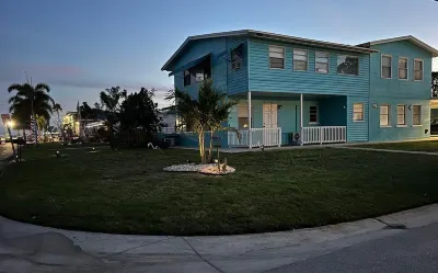 Gorgeous Beach Condo Отели рядом с достопримечательностью «Red Hot Tiki Spicy Gourmet Market»