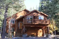 Modern Tahoe Donner Cabin. Hot Tub.  Near Trails, Skiing & Downtown Truckee
