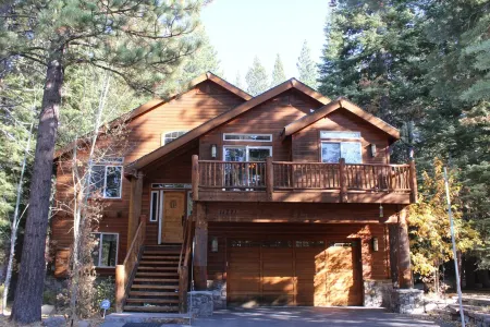 Modern Tahoe Donner Cabin. Hot Tub.  Near Trails, Skiing & Downtown Truckee Отели рядом с достопримечательностью «California Historical Landmark 780-6: Transcontinental Railroad in Truckee»