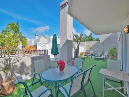 Great Key Biscayne family sized ocean front condo 3/3 with large pvt terrace. Отели в г. Ки-Бискейн