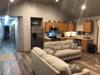 .5 mile to Lake Oahe boat access, 15 min from Pierre SD, wifi, oversized garage