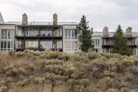 Stunning 3B/3B ski in/out mtn retreat w/ steam shower & Mountain View’s!