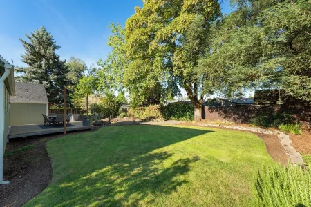 Stylish Escape - Chic & Cozy with Relaxing Backyard