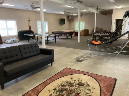 Stunning home with huge game room plenty of space for relaxing and fun.Sleeps 14 Отели рядом с достопримечательностью «Premier Rental-Purchase»