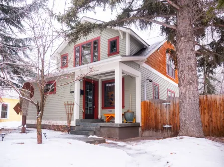 Ollie's House: Cozy Home, A Walk Away from Downtown/MSU