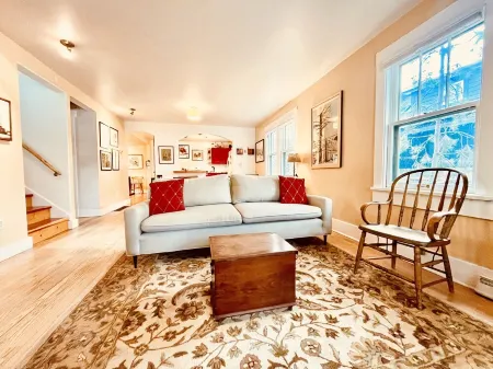 Ollie's House: Cozy Home, A Walk Away from Downtown/MSU