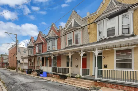 Walk to Midtown From Contemporary Uptown Harrisburg Home Отели рядом с достопримечательностью «Harrisburg University of Science and Technology»