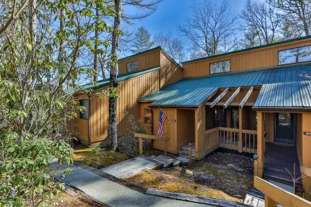 Cozy Mtn Retreat minutes from Sapphire Valley Resort. Renovated. Pet Friendly!