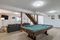 The Blu Casa - Family Home, Private Lake, 4 King Beds, 2300 sq ft, 2 patios Hôtels à : Comte de Beltrami