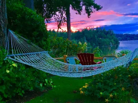 Magical Puget Sound Beachfront Cottage --Panoramic View +Kayaks, Hiking, Birds!