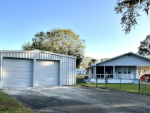 Green Acres! - Spacious secure home with ample boat parking for fishing & fun! Hotels in Okeechobee County