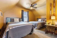 Twin Aspen-Lovely Terry Peak Cabin, Hot Tub, WiFi & AC