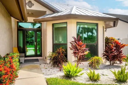 3mins2Beach-Sleeps10-Pool+FencedYard-Bikes-Patio