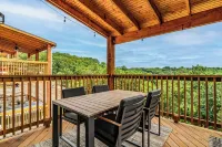 1 Mile to SDC-Hot Tub-Bunk Beds-indoor & outdoor pool-Table Rock Lake