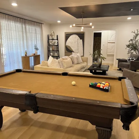 Spacious 6-bedroom house in marvelous Lubbock with AC, WiFi, fitness room