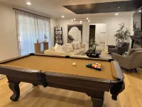 Spacious 6-bedroom house in marvelous Lubbock with AC, WiFi, fitness room