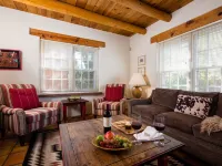 Light Filled, Spacious Casita~Walk to Downtown & Mountain Views