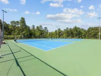Where Relaxation Meets Home, KING Suite Retreat, 14 MINS to RDU Airport, POOL Hotels in Cedar Fork