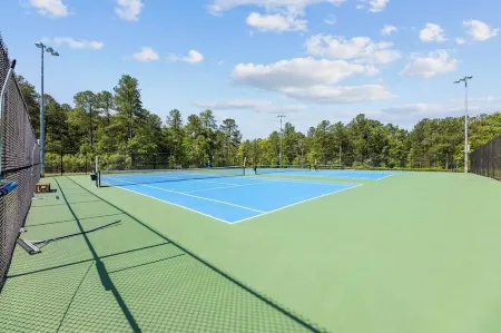 Where Relaxation Meets Home, KING Suite Retreat, 14 MINS to RDU Airport, POOL