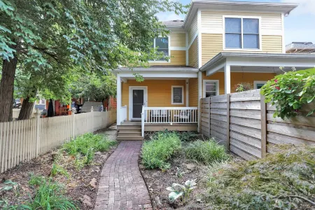 Downtown Modern and Luxurious 3 BD/ 3.5 BA Townhouse