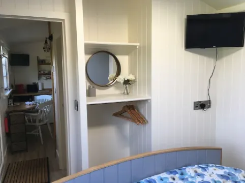 SHEPHERD'S HUT (DELUXE Beautiful 1 bedroom, with patio, ideal for couples.