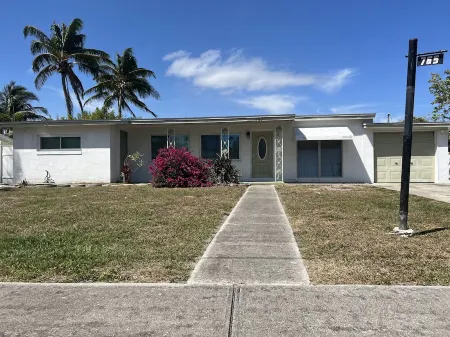 Charlotte's Cottage 3BDR Heated Pool & Canal views