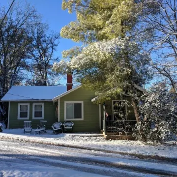 Cute & Cozy! Julian Mt. cabin. Hiking, wineries, brewery.  All season getaway.