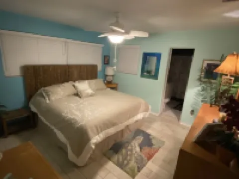 Beautiful island home, large entrance to beach! Sun deck, ocean view, hot tub Hotels in Butler Beach