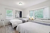 Wayzata Colorful Home w/ Office! Hotels in Wayzata