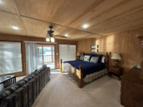 Beautiful rustic lodge located on Lake Guntersville with private boat ramp/dock