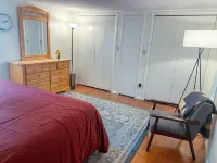 Escape to Caladan Cottage! Cozy pet-friendly lake house: AC, multi-beach access.