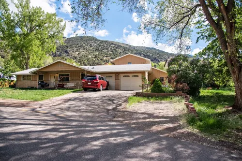 Comfortable Mountain Home Near Downtown Glenwood & 15 mi. to Skiing!