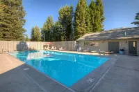Cozy Rustic Condo minutes from Big Sky Resort & Town Center! Hot Tub & Sauna!