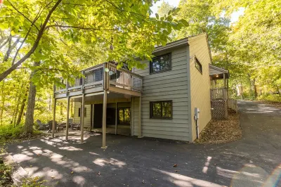 Hickory Hideaway- 5 BR 4 BA with game room and indoor fire place