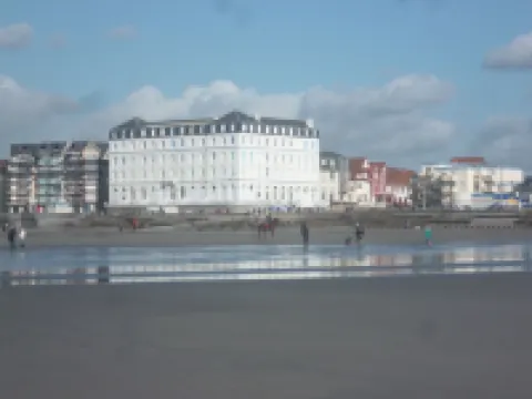 One foot in the water" apartment in the "Le Grand Hôtel" residence in Wimereux