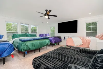 Upscale spacious 5-bedroom house mins to Airport with fitness and game rooms