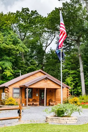 Log Cabin Retreat, Cayuga Wine Trail, Dogs Welcome, Open Year-round