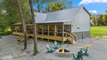 Riverfront Cabin~Sleeps 18~Private River Boat Ramp~20 Min drive Lake Cumberland